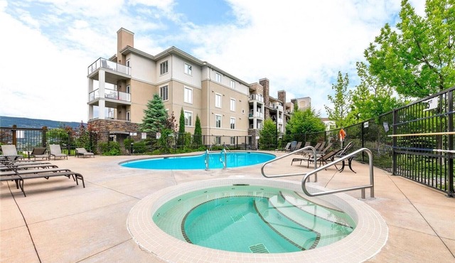Stay Worry Free! Come Golf, Wine Tour & Ski! 4 Beds 2 Bath Condo w/Gym and Pool!