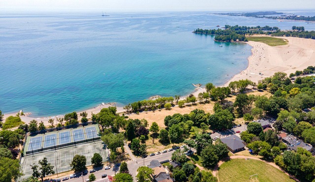 Stunning 3brm Apartment with rooftop patio in the Beaches Area of Toronto