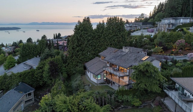 Stunning 4BR Retreat - Indoor Pool and Sauna