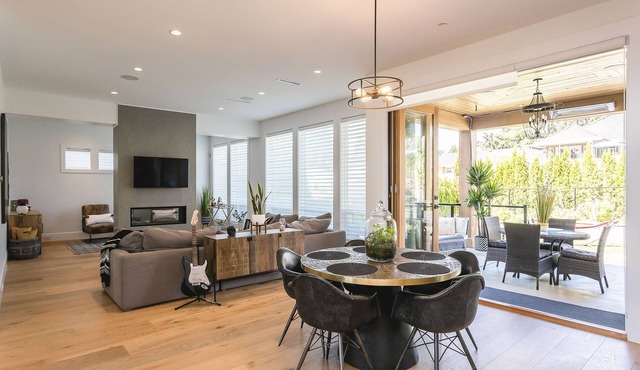 Stunning and Luxurious 3 Bedroom Mansion Beside Como Lake and Blue Mountain Park