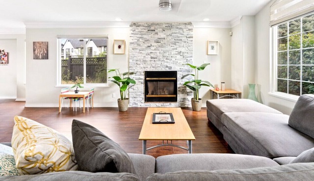 Stunning and Spacious 6-Bedroom Retreat w/ Jacuzzi in New Westminster