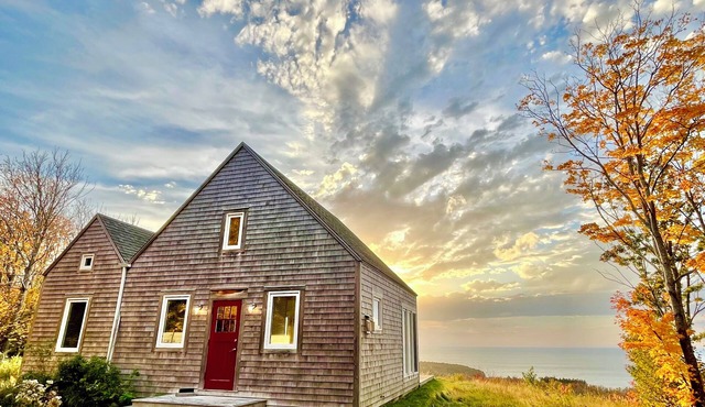 Stunning Cottage and Ocean Views 3 min. to Beach, near Cabot Trail & Park