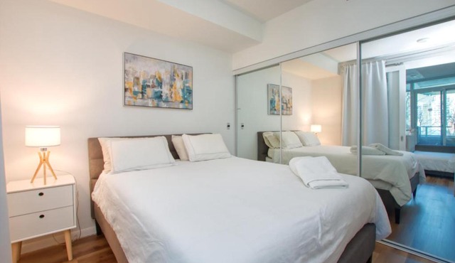 Stunning DT Waterfront Suite with Swimming Pool