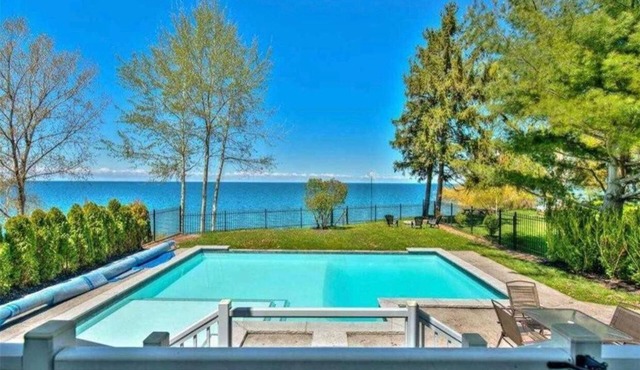 Stunning estate on Lake Ontario