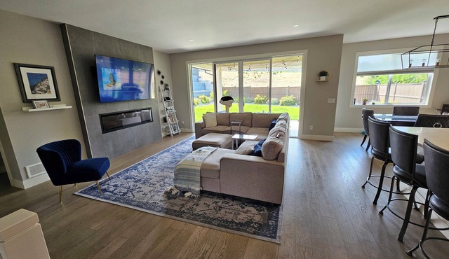 Stunning Lakeside 4 bedroom Haven, 2 mins to all Lake Country amenities!
