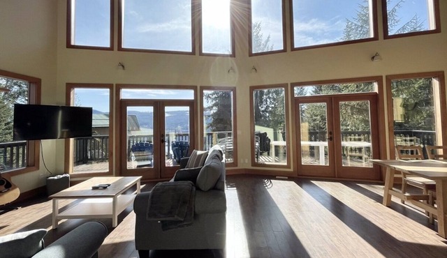 Stunning lakeview home in the North Shuswap