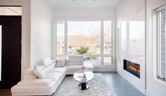 Stunning Modern Home with Beautiful Ocean and Mountain Views!