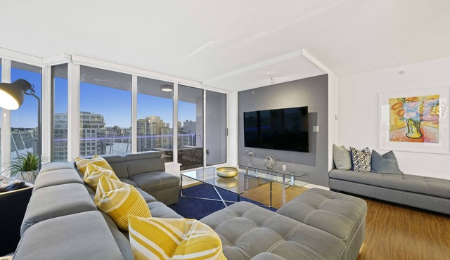 Stunning SubPenthouse - 3Bed/2Ba DT w/Parking