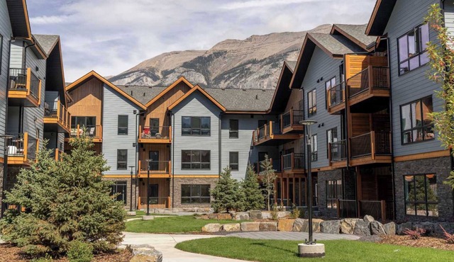 Stunning Views-Heated Pool-Hot tub-Fitness Center-5 mins to Canmore- Sparrowhawk