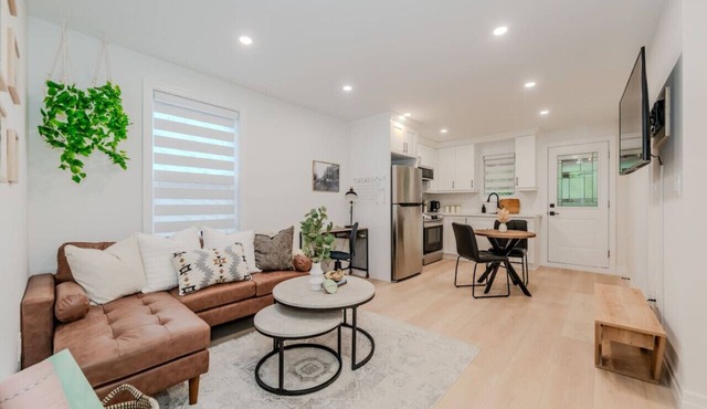 Stylish 1BD Steps from Downtown