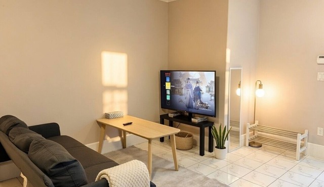 Stylish 2BR Suite 2 Queen Beds 15 Min to YVR