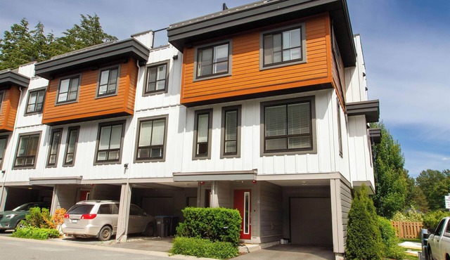 Stylish 3 bedroom townhome with rooftop patio