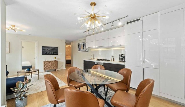 Stylish 3BD Chinatown Condo | Rooftop & City Views
