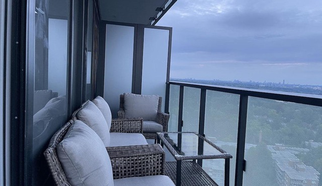 Stylish and centrally located condo -15 min from downtown