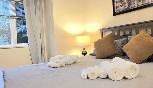 Stylish and Cozy Room with shared kitchen and bathroom- North vancouver
