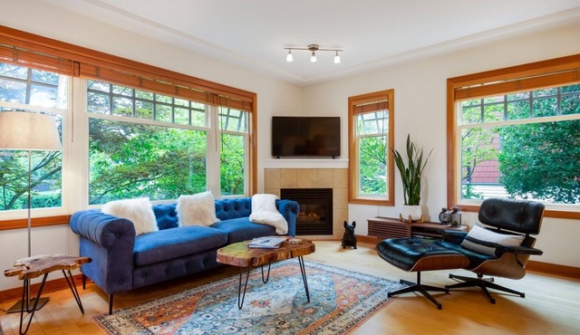 Stylish & cozy Kitsilano townhouse