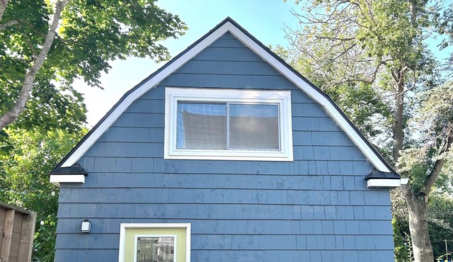 Stylish executive retreat - king bed, 1.5 baths, fast wifi, all new amenities!