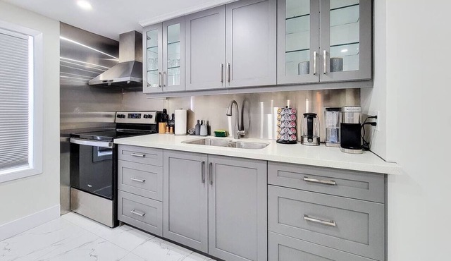 Stylish fun spacious place 10 min to Niagara Falls