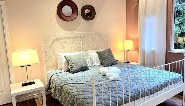 Stylish Master Room with Hot tub and shared kitchen living room -North vancouver