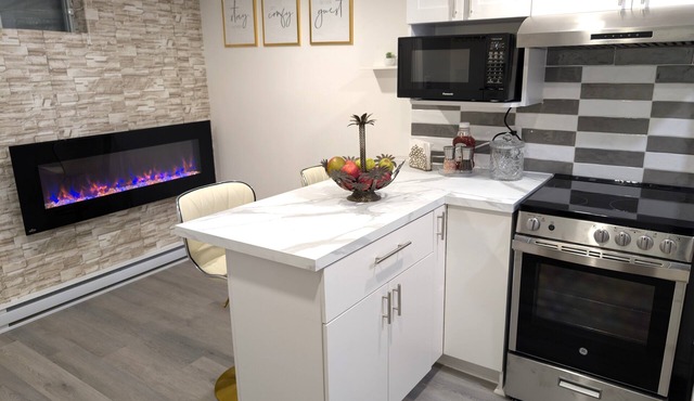 Stylish & Modern Condo - FREE Parking & EV Charger