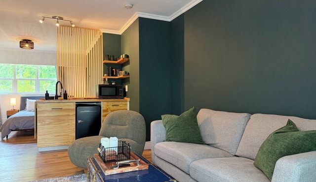 Stylish Quadra Island studio | Walk to ferry, cafes, pizza, and coffee shops