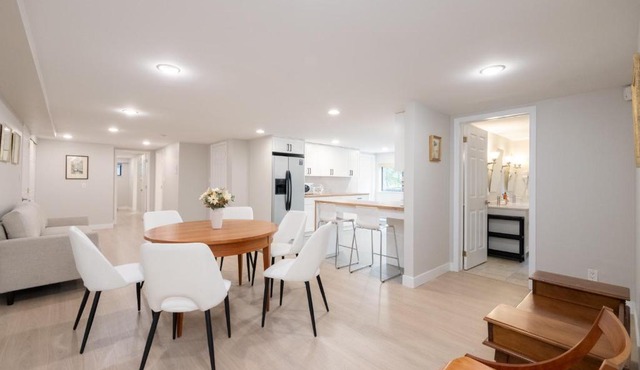 Stylish Scenic Oasis: 3-Bedroom Suite, West Van
