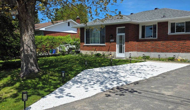 Stylish, Spacious Home close to Trails & Amenities