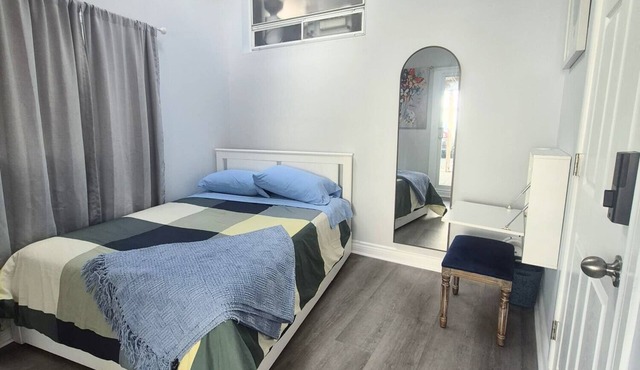 Sunny Private Room Near Downtown Toronto