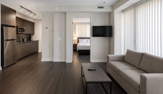 Sunny Studio Downtown Stay Near Theaters & Transit