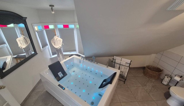 Sunrise Suite - Jacuzzi, Kitchenette, DT in Wolfville