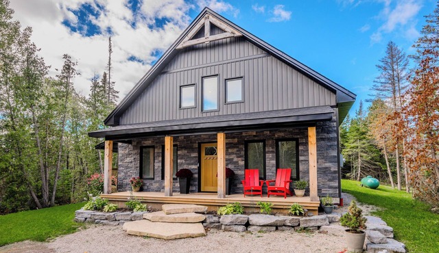 Sunset Bay Cottage – Your Year-Round Escape to Lake Huron’s Tranquil Shores
