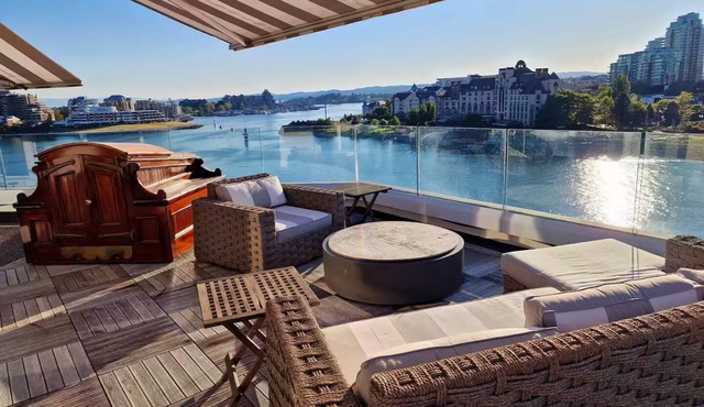 "Sunset Bay Suite" Breathtaking Waterfront Suite