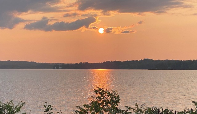 Sunset Haven in Charming Cottage Bungalow on Peaceful Wasi Lake