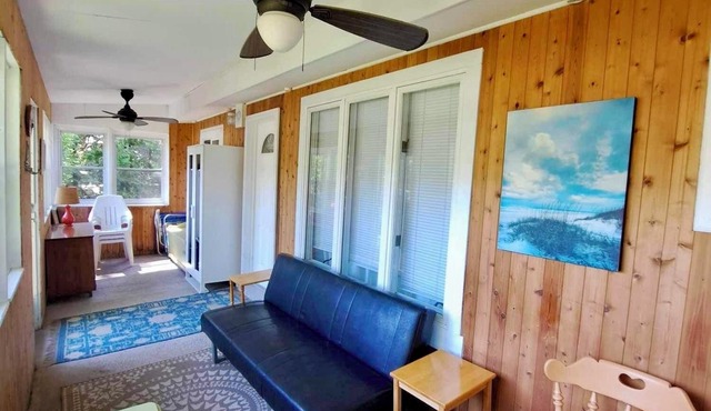 Sunset Pines Cottage Ipperwash ~ minutes to beach!