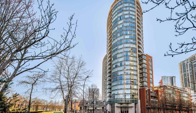 Sweat Condo, Central Location+ One Free Parking!