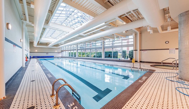 Sweat Condo, Central Location+ One Free Parking!