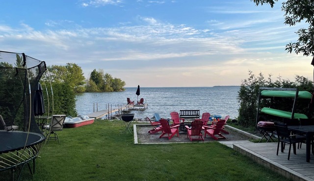 Swing Bridge Cottage on Lake Simcoe - Waterfront