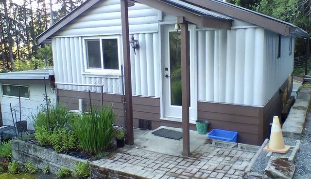 Terrific 1-bedroom cabin with AC in peaceful Youbou