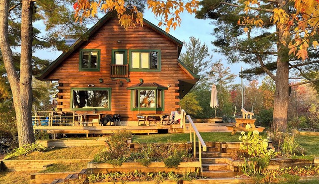 The Beacon - Lakefront Log Home for Families, a quiet summer or winter paradise!