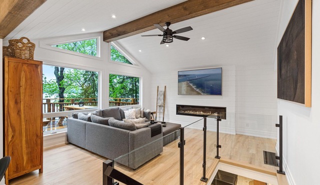 The Big Chill: Modern Luxe Lakefront 5 Bedroom Cottage w Hot Tub, Sauna, Firepit