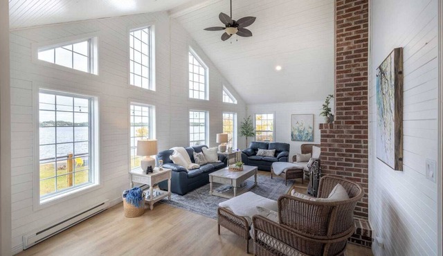 The Bluebird Cottage Lake Front 4Bdrms