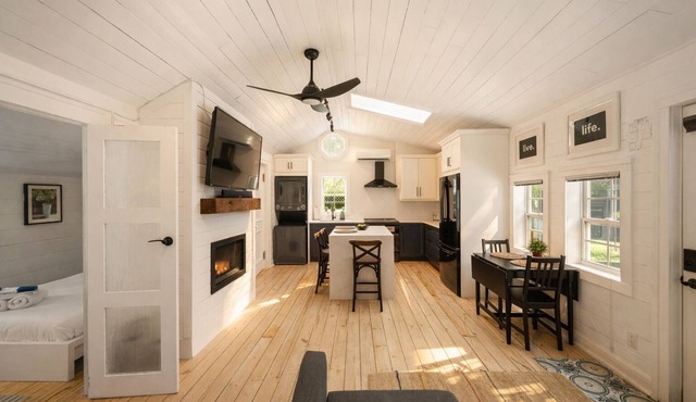 The Cambridge Cove! Hot tub & Outdoor Gas Firepit