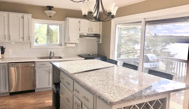 The Cape - Cozy Year Round Beachfront Retreat - Staycation - Vacation