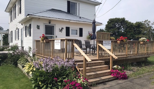 The Coastal Country House- in NB, just a few walking min. from the sandy beach