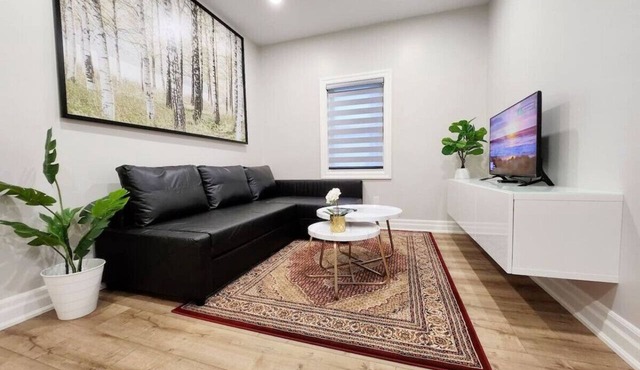 The Cozy Cove Modern King-Bedroom Full Apartment