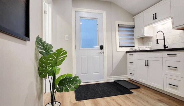 The Cozy Cove Modern King-Bedroom Full Apartment
