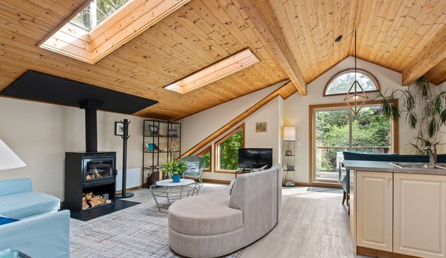 The Crow's Nest Suite - Steps from S. Chesterman