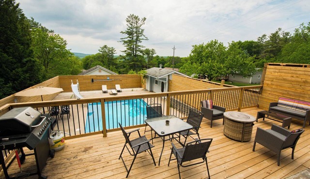 The Discovery Retreat: Heated Pool, Hot Tub, Firepit, BBQ, Sauna, Game Room