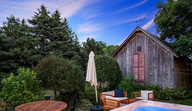 The Gem - Beautiful farmhouse with hot tub!