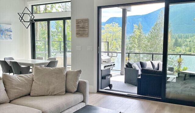 The Haven - Spacious Lakeview Getaway with Hot Tub, Sauna & Beach Access